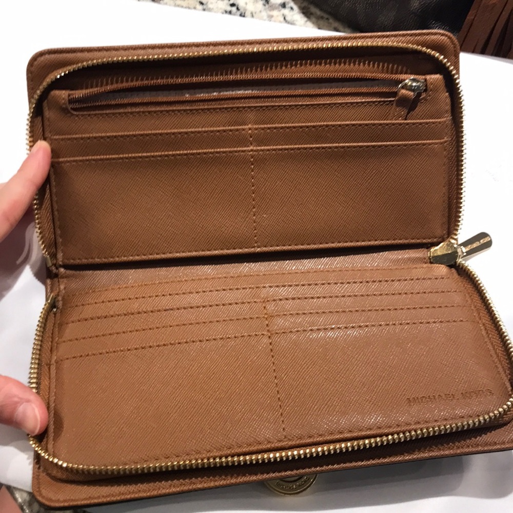 Michael Kors Brown & Tan Logo Drawstring Shoulder Bag with Matching Wallet - Picture 2 of 8